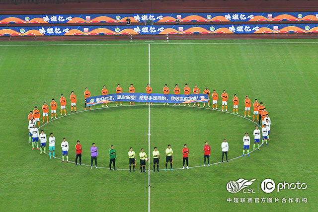 维尼修斯庆祝当选年度最佳球员 把World拼成word