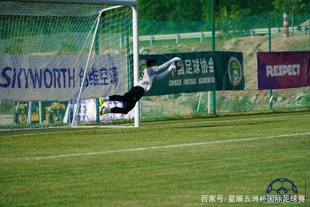 C罗庆祝击败达马克：打进2球全取3分